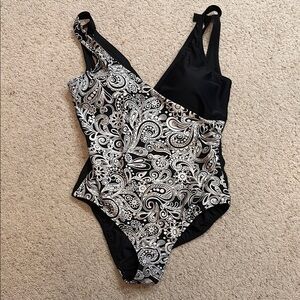 *NWOT* Sea & Sand Elegant Black and White Paisley Women's Swimsuit